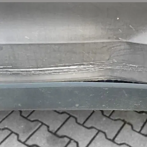 Van mit seitlichem Schaden.
