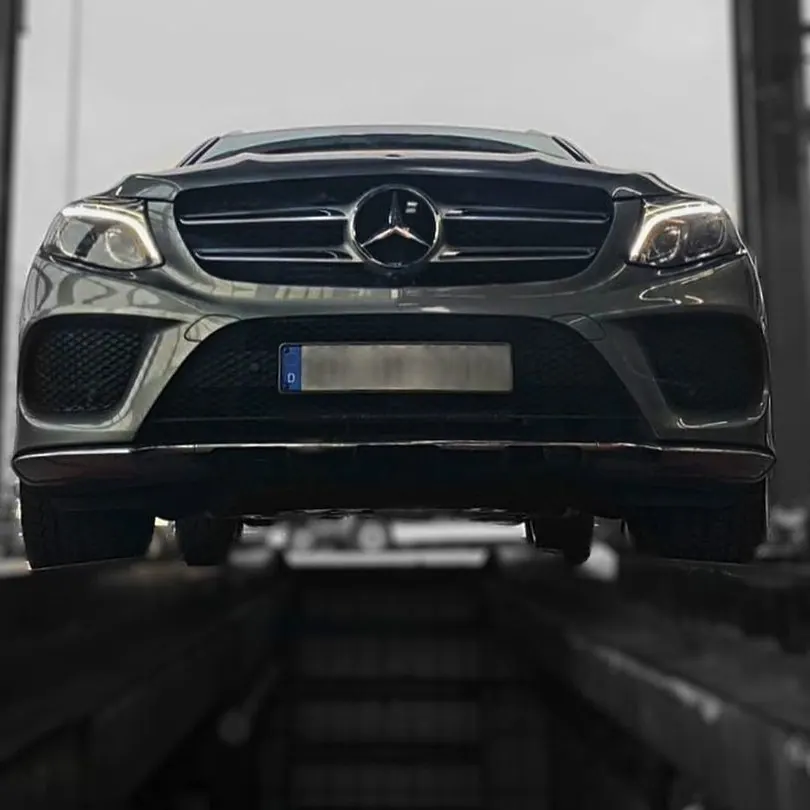 Mercedes auf einer Rampe bei Erstellung des Gutachtens.