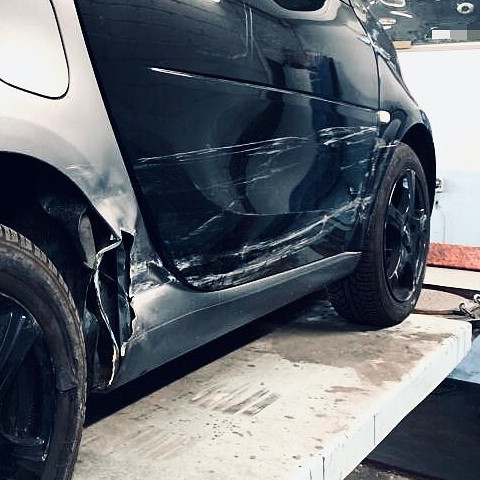 Ein Smart mit schwerem Schaden auf der rechten Seite.