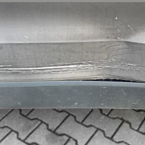 Van mit seitlichem Schaden.