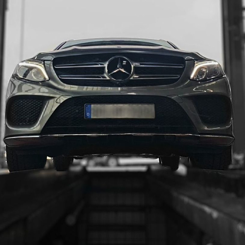 Mercedes auf einer Rampe bei Erstellung des Gutachtens.